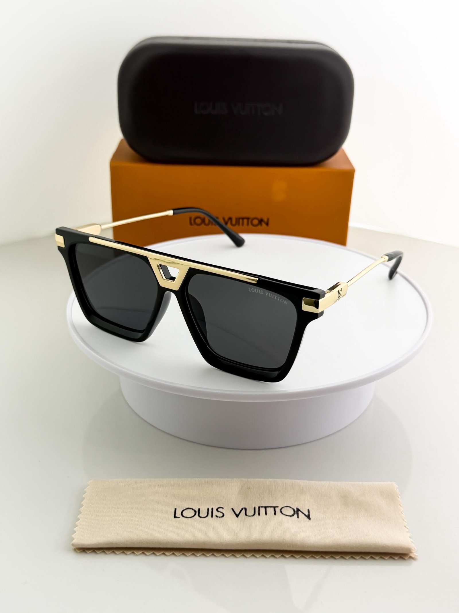 _vuitton_gold black 1230-61