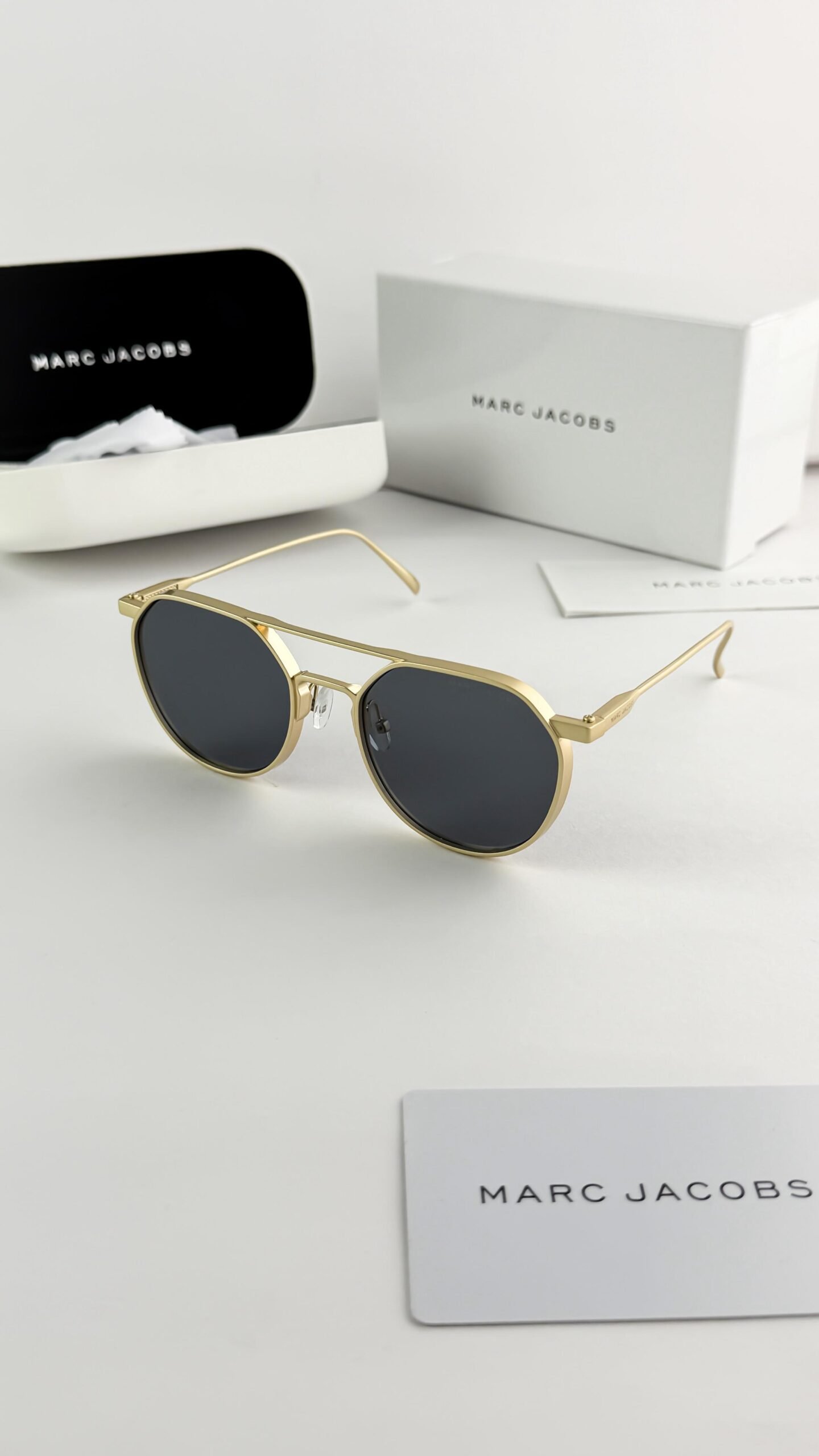 Marc Jacobs gold black 5017