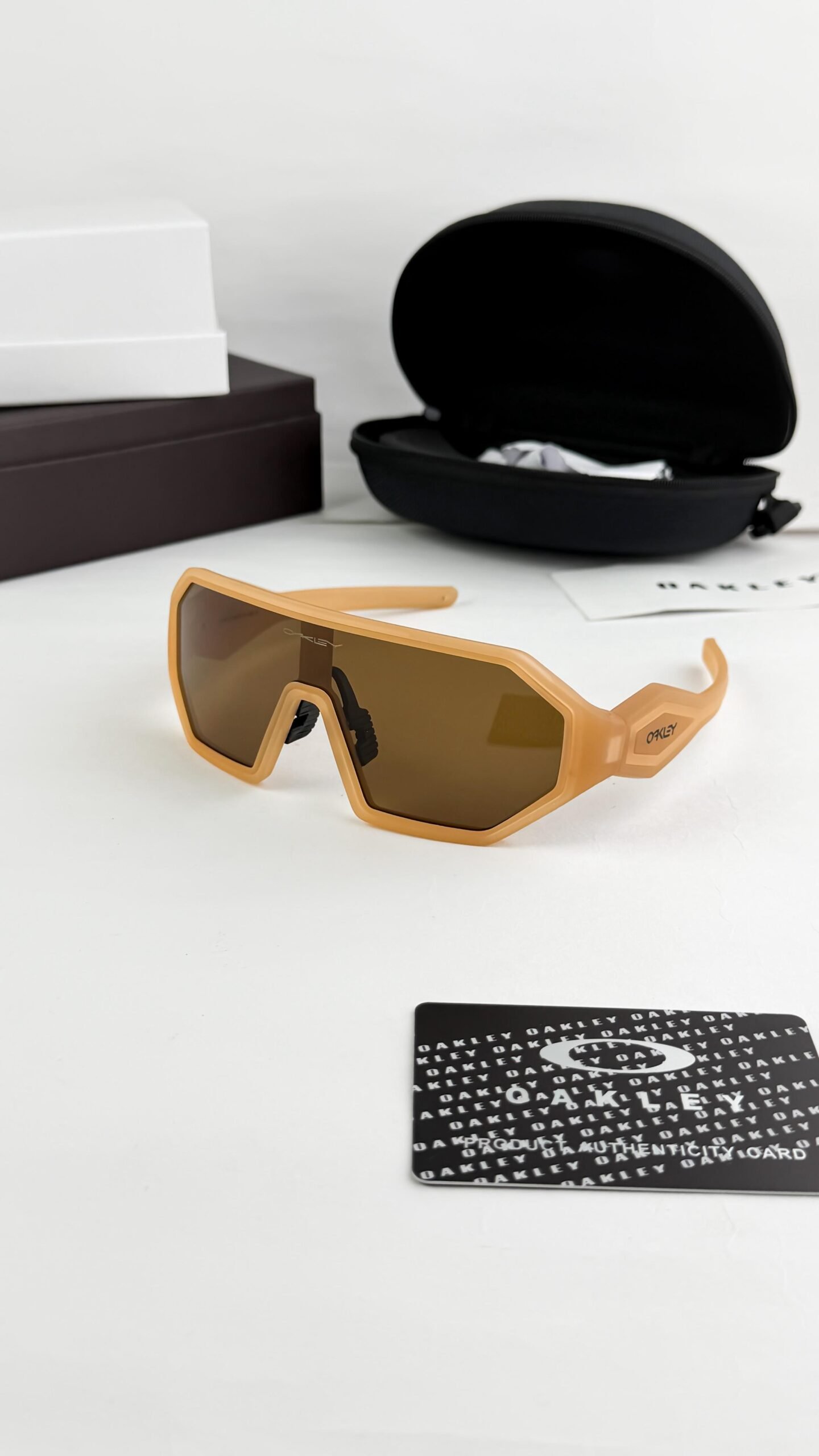 Oakley_brown_606