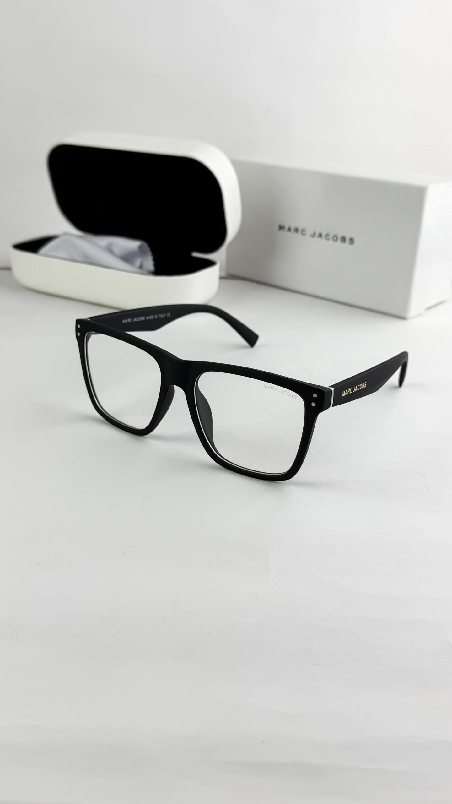 Marc Jacobs black plano 6000-89