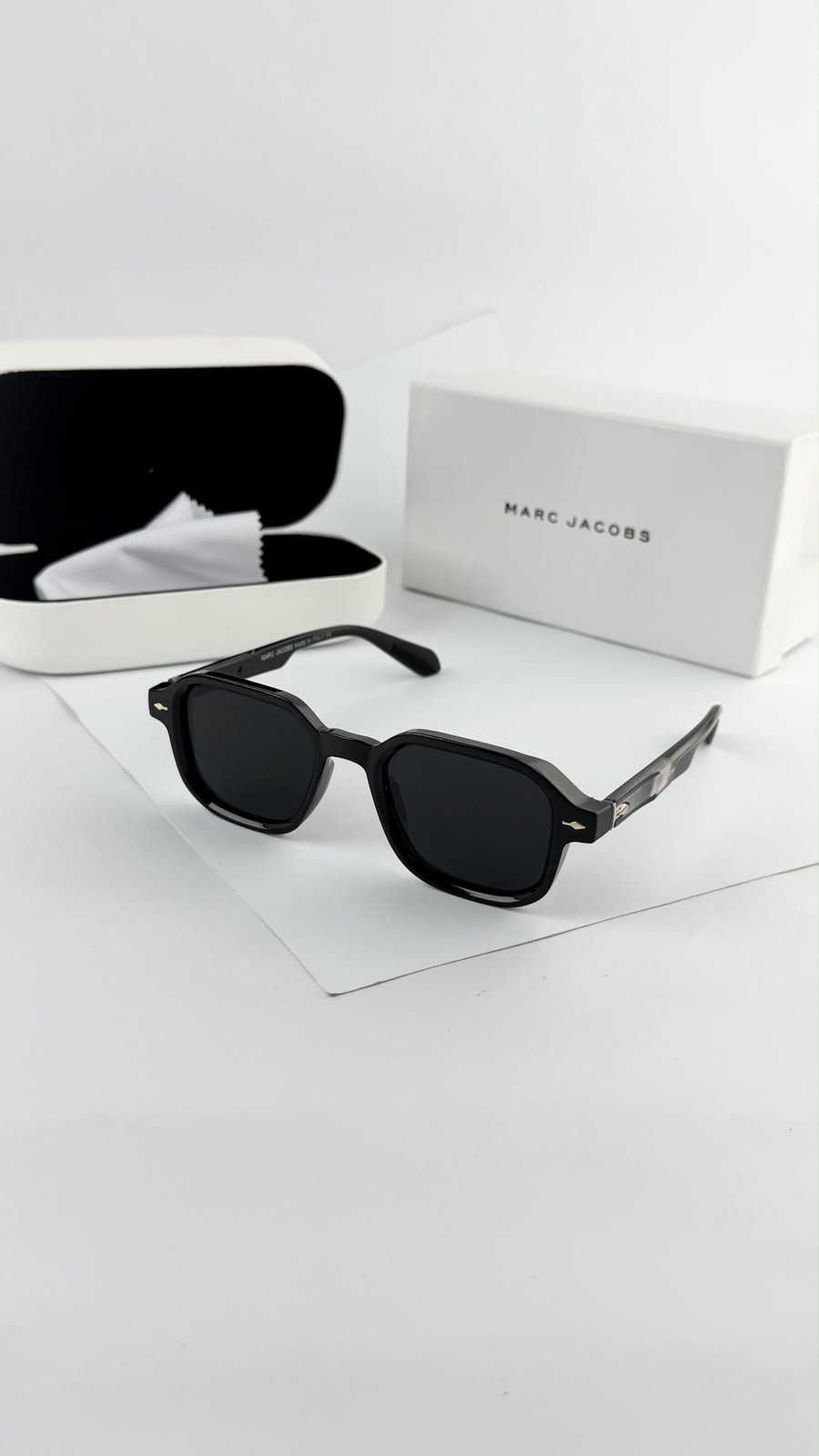 MARC JACOBS BLACK 1097